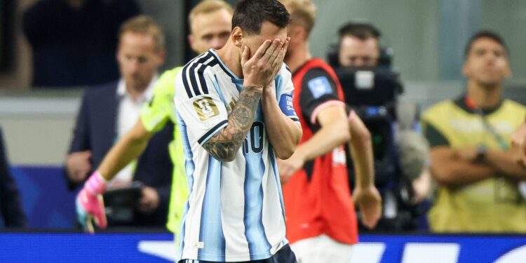 Lionel Messi teve a oportunidade de colocar a Argentina em vantagem, mas acabou desperdiçando a chance ao errar a cobrança do pênalti.