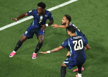 Matheus Cunha, Vini Jr e Lucas Paquetá comemorando o segundo gol do Brasil