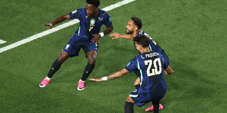 Matheus Cunha, Vini Jr e Lucas Paquetá comemorando o segundo gol do Brasil