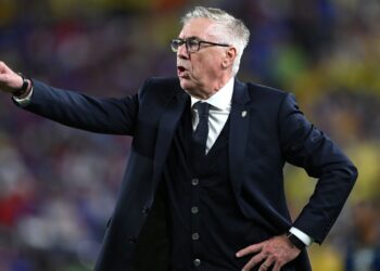 Carlo Ancelotti dando instruções para a equipe contra o Haiti
