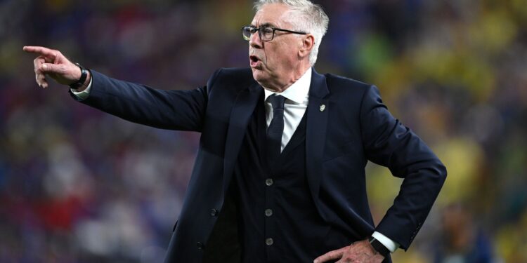 Carlo Ancelotti dando instruções para a equipe contra o Haiti