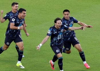 Jogadores do Paraguai comemorando o gol marcado por Galarza
