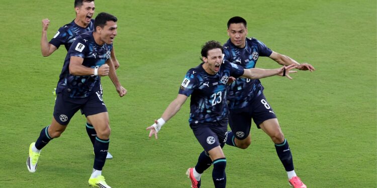Jogadores do Paraguai comemorando o gol marcado por Galarza
