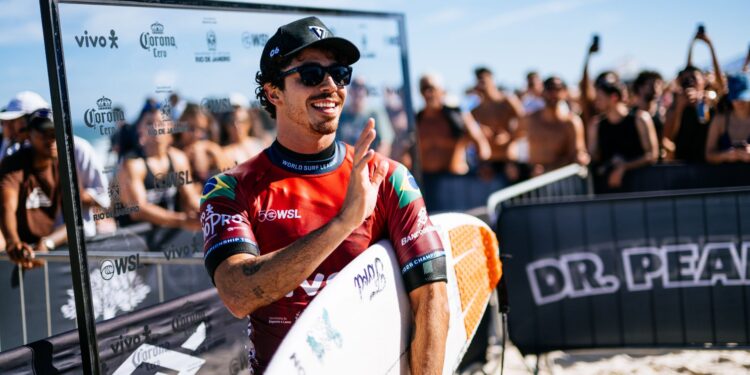 Yago Dora venceu a etapa de Saquarema da WSL ao superar o italiano Leonardo Fioravanti na grande final