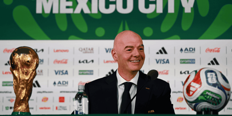 A Fifa revelou o salário de Infantino. Segundo o relatório de transparência da entidade, ele recebeu uma remuneração de 4,8 milhões de dólares.