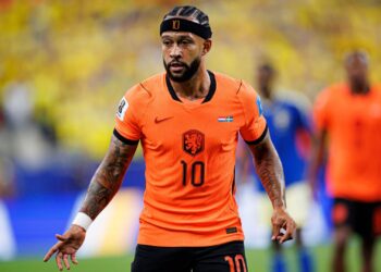 Memphis Depay em ação contra a Suécia