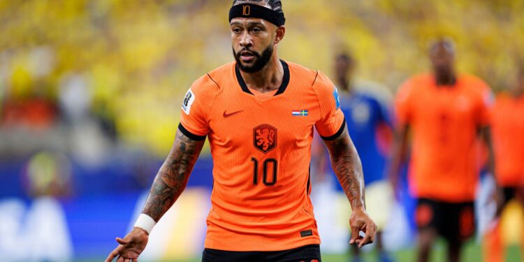 Memphis Depay em ação contra a Suécia