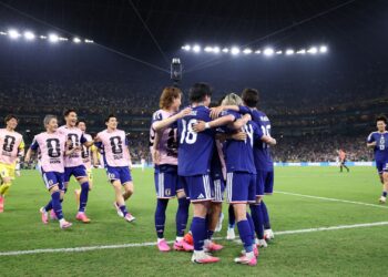 Japão comemorando um dos gols contra a Tunísia