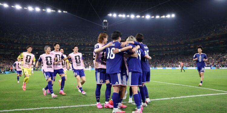 Japão comemorando um dos gols contra a Tunísia