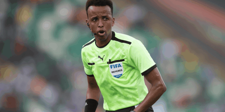 O árbitro somali Omar Abdulkadir Artan barrado da copa, foi escalado pela UEFA para apitar a Supercopa da Europa de 2026.