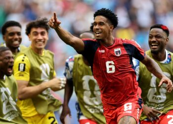 Kevin Pina e companheiros comemorando o gol de Cabo Verde contra o Uruguai
