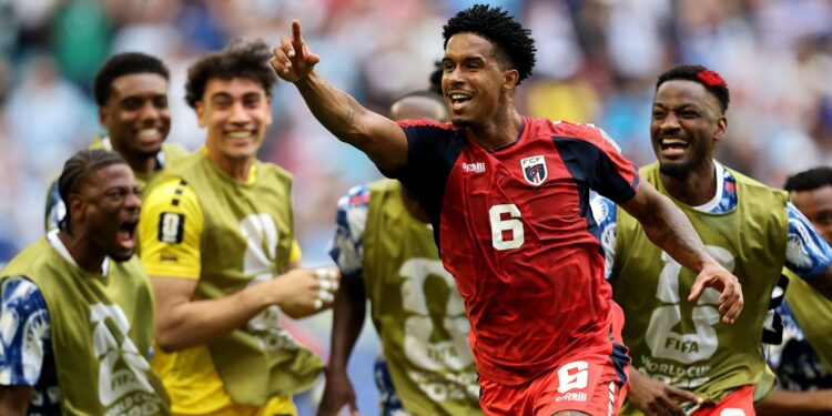 Kevin Pina e companheiros comemorando o gol de Cabo Verde contra o Uruguai