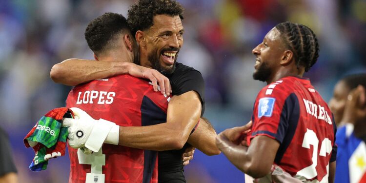 Jogadores de Cabo Verde comemorando empate histórico contra o Uruguai