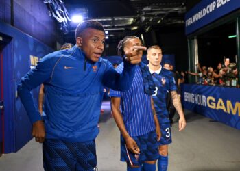 Mbappé e companheiros voltando ao gramado, após paralisação por alerta de tempestade