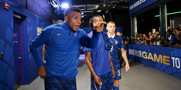 Mbappé e companheiros voltando ao gramado, após paralisação por alerta de tempestade
