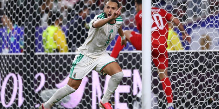 Gouiri comemorando o gol da vitória da Argélia