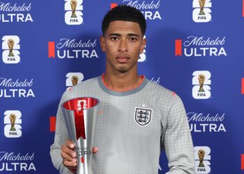 Jude Bellingham recebendo o prêmio de melhor da partida de Inglaterra x Gana