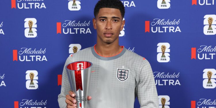 Jude Bellingham recebendo o prêmio de melhor da partida de Inglaterra x Gana