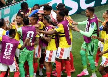 Daniel Muñoz e seus companheiros comemorando o gol da vitória da Colômbia contra RD Congo