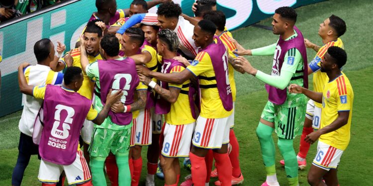 Daniel Muñoz e seus companheiros comemorando o gol da vitória da Colômbia contra RD Congo
