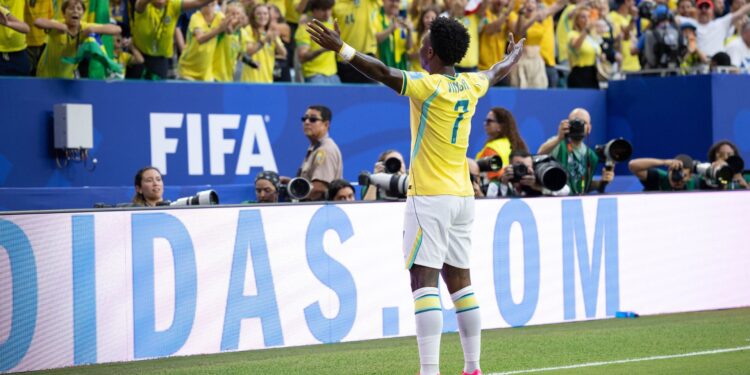 Vini Jr comemorando o segundo gol do Brasil