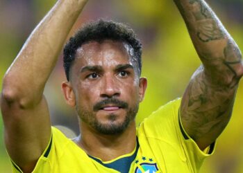 Danilo celebrando a vitória do Brasil contra a Escócia