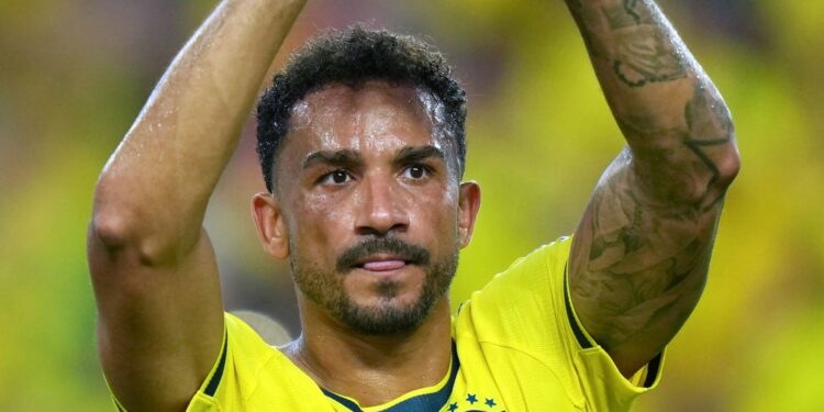 Danilo celebrando a vitória do Brasil contra a Escócia