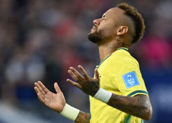 Neymar se preparando para entrar em campo para enfrentar a Escócia