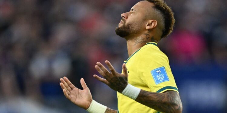 Neymar se preparando para entrar em campo para enfrentar a Escócia