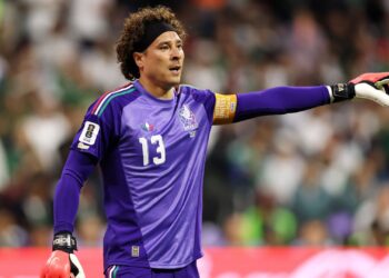 Guillermo Ochoa disputando a sexta Copa do Mundo da carreira