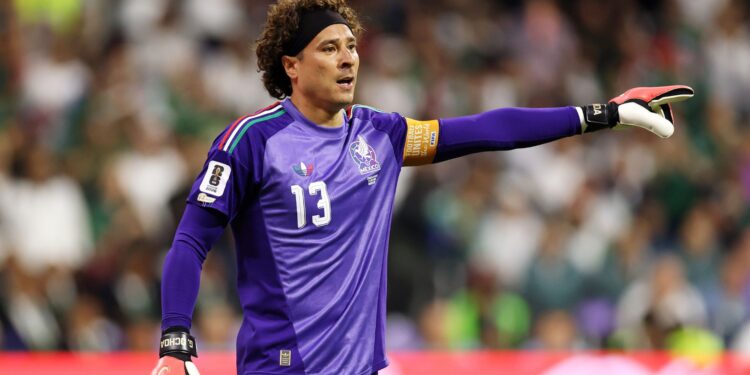 Guillermo Ochoa disputando a sexta Copa do Mundo da carreira