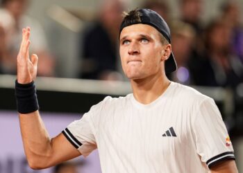 João Fonseca enfrenta Jakub Mensik nas quartas de final de Roland Garros
