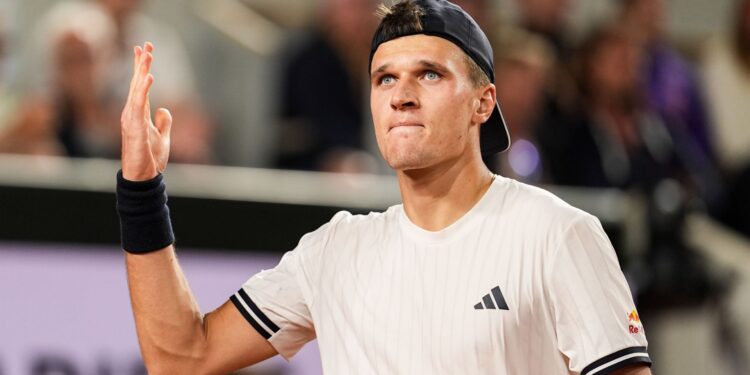 João Fonseca enfrenta Jakub Mensik nas quartas de final de Roland Garros