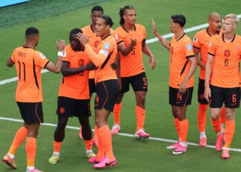 Seleção da Holanda comemorando o gol de Brobbey contra a Tunísia