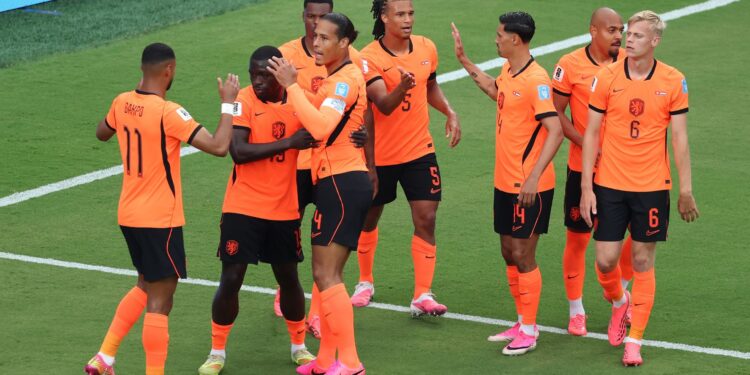Seleção da Holanda comemorando o gol de Brobbey contra a Tunísia