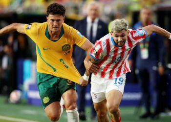 Julio Enciso e Alessandro Circati em disputa de bola em Paraguai x Austrália