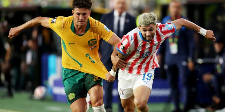 Julio Enciso e Alessandro Circati em disputa de bola em Paraguai x Austrália