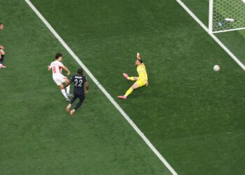 Momento do gol de Arda Guler para a Turquia