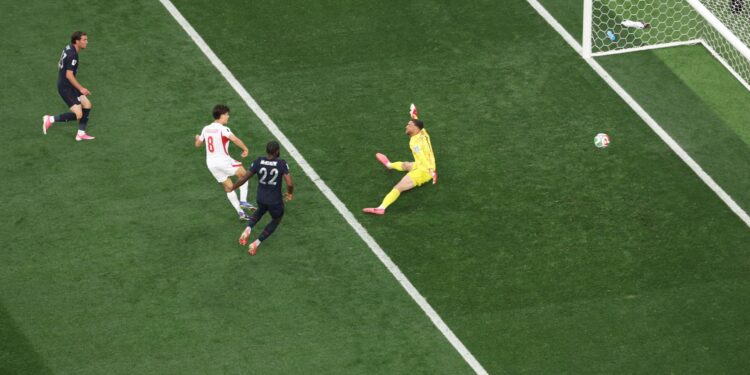 Momento do gol de Arda Guler para a Turquia