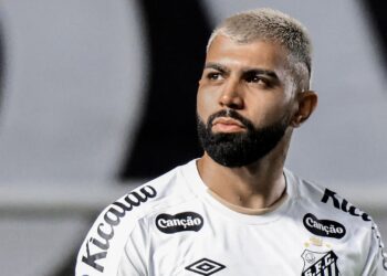 Gabigol foi expulso após gesto obsceno e será denunciado ao STJD pela atitude na vitória do Santos