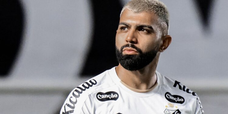 Gabigol foi expulso após gesto obsceno e será denunciado ao STJD pela atitude na vitória do Santos
