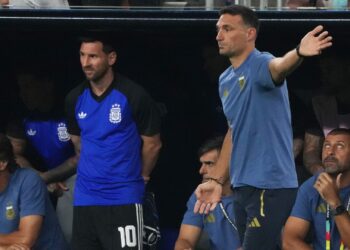 Lionel Scaloni e Lionel Messi em Argentina x Jord&acirc;nia
