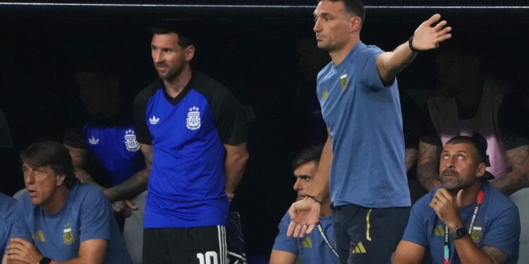 Lionel Scaloni e Lionel Messi em Argentina x Jordânia
