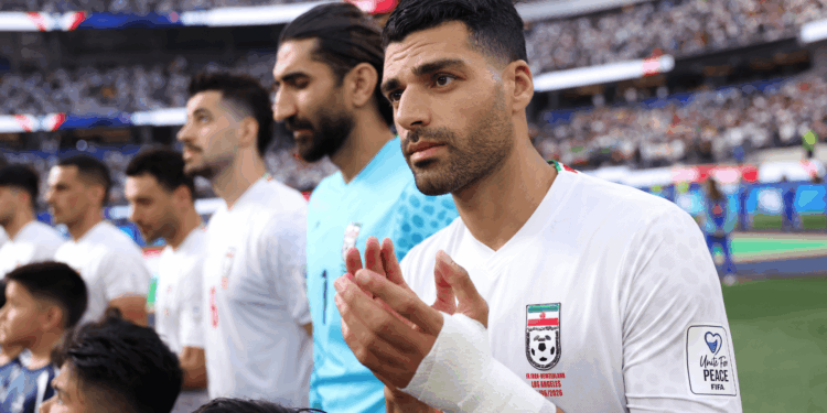O capitão Mehdi Taremi e o auxiliar técnico do Irã foram retidos no aeroporto de Los Angeles por questões relacionadas à documentação.