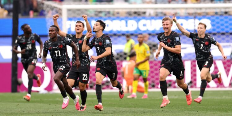 Comemoração do gol de Eustáquio, que classificou o Canadá para as oitavas de final da Copa do Mundo