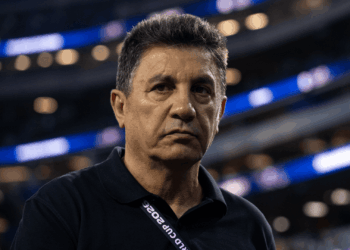 Amir Ghalenoei, técnico do Irã fez críticas à organização do torneio e afirmou que sua equipe vem sendo prejudicada desde o início da competição.