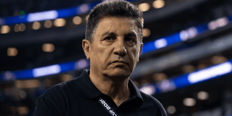 Amir Ghalenoei, técnico do Irã fez críticas à organização do torneio e afirmou que sua equipe vem sendo prejudicada desde o início da competição.