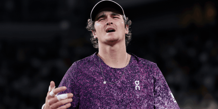 João Fonseca se despediu logo na estreia do ATP 500 de Halle. O brasileiro foi derrotado pelo alemão Yannick Hanfmann por 2 sets a 0.