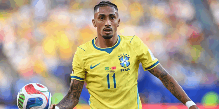Al Hilal demostra interesse na contratação de Raphinha, mas o jogador deixou claro que não pretende discutir seu futuro antes do fim do torneio.