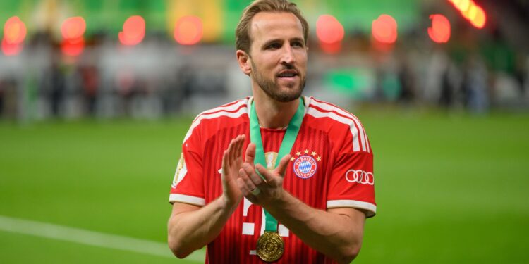 Harry Kane acredita que a temporada com mais de 60 gols o coloca entre os favoritos à Bola de Ouro